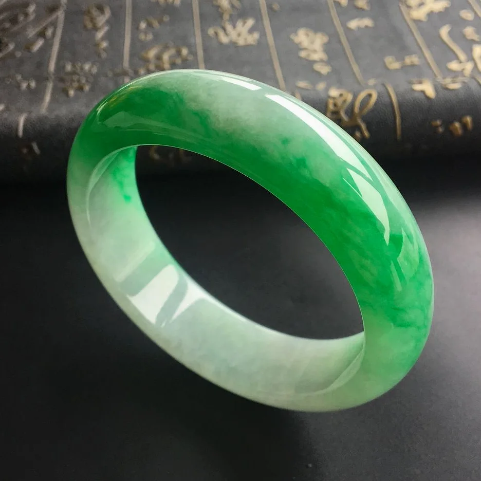 翡翠手镯款式有哪些：圆条、扁条、贵妃镯