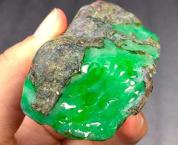 翡翠原石皮壳与砂皮